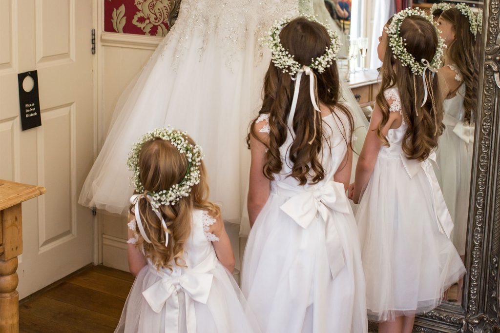 Little-Girls-waiting-for-the-bride